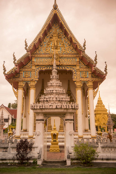 de Wat Klang in het centrum van Buriram in de provincie van Buri Ram in Isaan in het noordoosten van thailand. Thailand, Buriram, November, 2017. - Foto, afbeelding