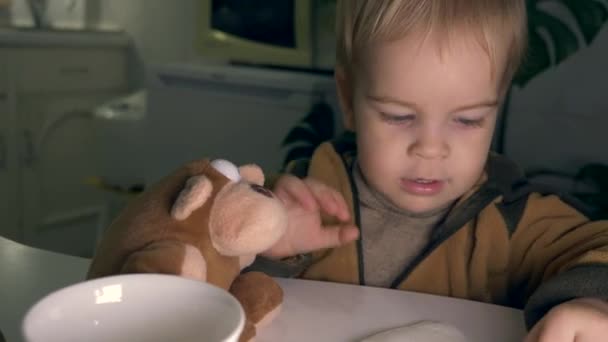 Cute Child Plays With Soft Toy. Wipes Ape's Face With Napkin. Takes Care Feeds Cookie Gives Tea 60p fps - Filmagem, Vídeo