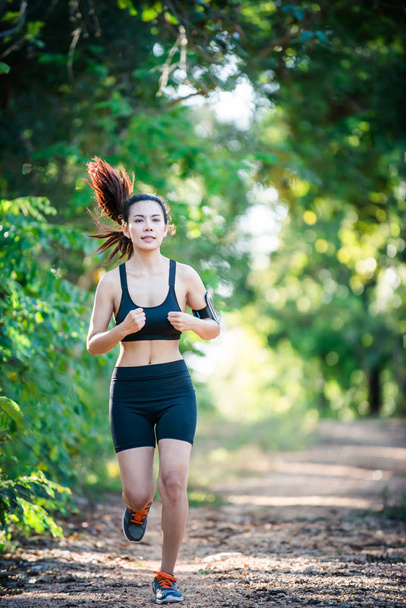 Nuori kuntoilija juoksee maaseudulla. Urheilu nainen käynnissä
 - Valokuva, kuva