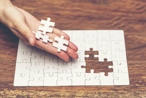 Bedrijfsoplossingen, succes en strategie concept. Zakenman hand aansluitende jigsaw puzzel. - Foto, afbeelding