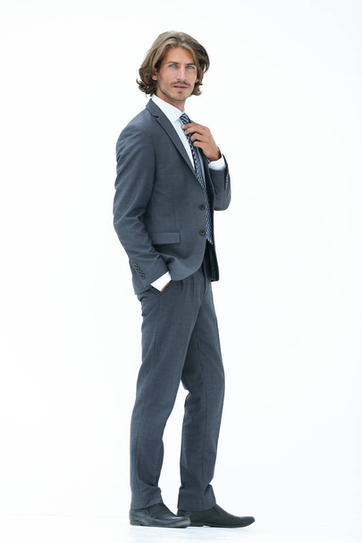 hombre de negocios enderezando su corbata aislado sobre un fondo blanco
 - Foto, imagen