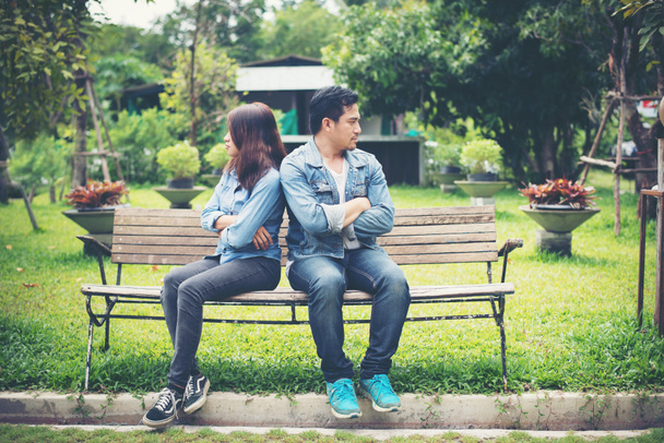 Jeune couple mécontent assis sur le banc dans le parc, Vie de couple
 - Photo, image