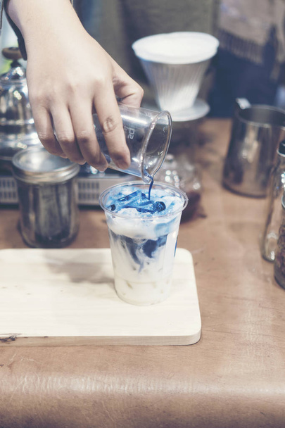 Μπλε latte art με γάλα και πάγο - Φωτογραφία, εικόνα