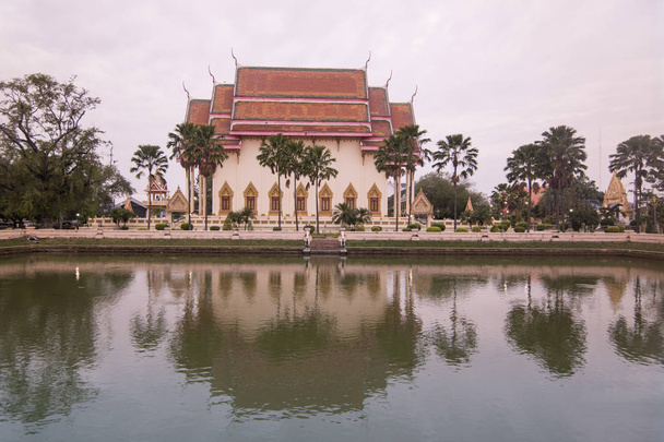 Wat Klang, w centrum miasta Buriram w Isan w północno-wschodniej Tajlandii w prowincji Buri Ram. Tajlandia, Buriram, listopada 2017. - Zdjęcie, obraz