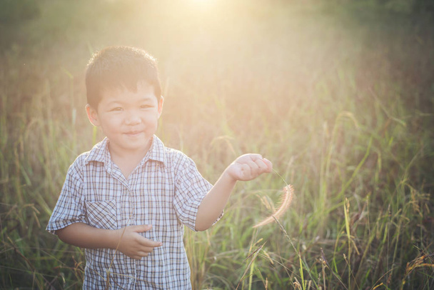 Feliz menino asiático brincando ao ar livre. Aproveita a vida. Bonito asiático
  - Foto, Imagem