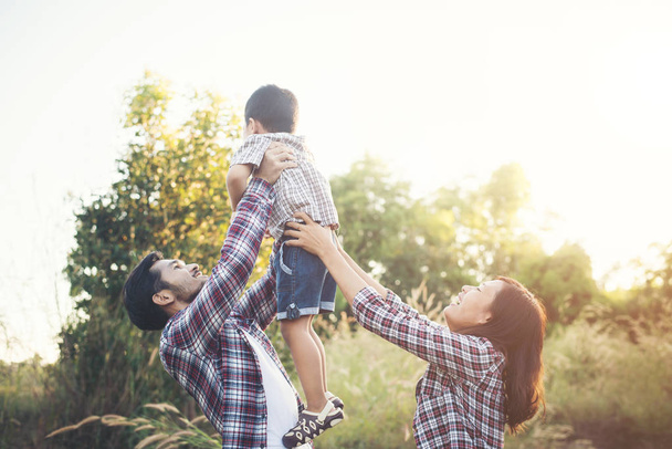 Feliz familia joven pasar tiempo juntos al aire libre en natur verde
 - Foto, Imagen