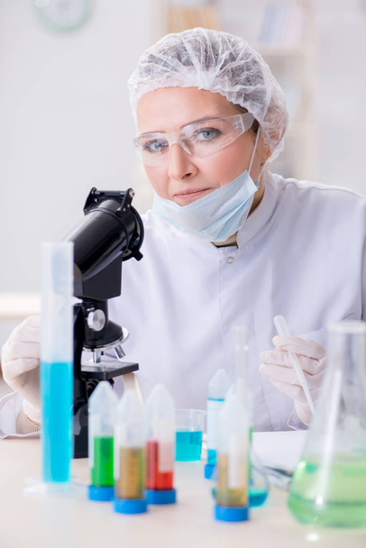 Vrouw chemicus werkt in ziekenhuis kliniek lab - Foto, afbeelding