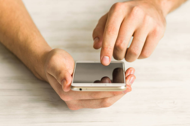 Online-maksut muovikortti. Mies käyttää älypuhelinta kosketusnäyttö älypuhelimen kädet lähikuva
 - Valokuva, kuva