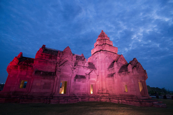 Відтворюється картина кхмерська храму Buriram замку в місто Buriram в провінції Buri Ram в Isan в північно-східному Таїланді. Таїланду Buriram, листопад, 2017. - Фото, зображення