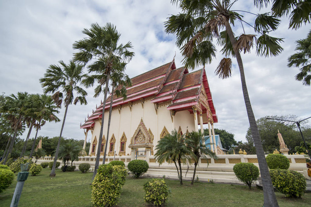 Wat Кланг у центрі міста Buriram в провінції Buri Ram в Isan в північно-східному Таїланді. Таїланду Buriram, листопад, 2017. - Фото, зображення