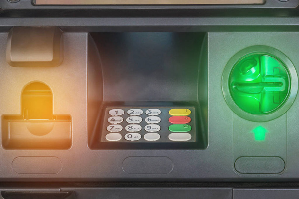 Bliska klawiatury bankowości maszyny lub pieniądze bankomat bankomat na ścianie   - Zdjęcie, obraz