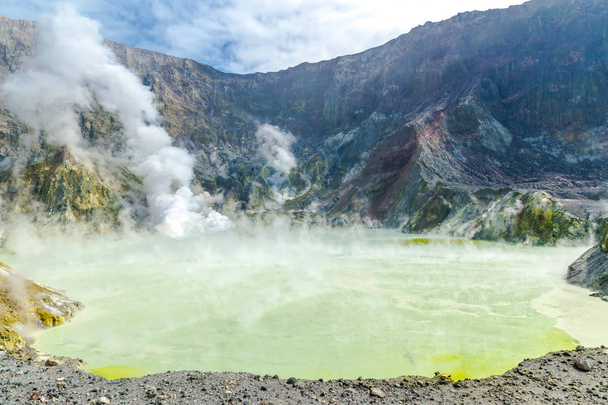 Vulcão ativo na Ilha Branca Nova Zelândia. Lago da cratera de enxofre vulcânico
 - Foto, Imagem