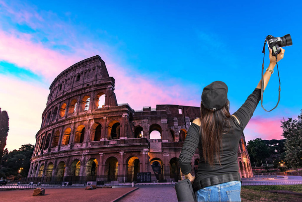 Noční pohled na Koloseum v Římě, Itálie. Řím architektura a mezník, historické, architektura, Římské Koloseum je jednou z hlavních atrakcí Říma a Itálie. - Fotografie, Obrázek