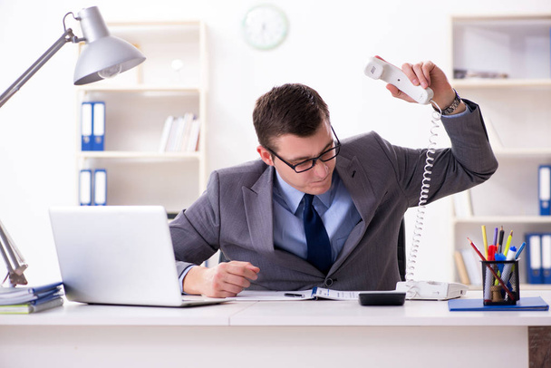 Pracownik firmy rozmawia przez telefon biurowy - Zdjęcie, obraz