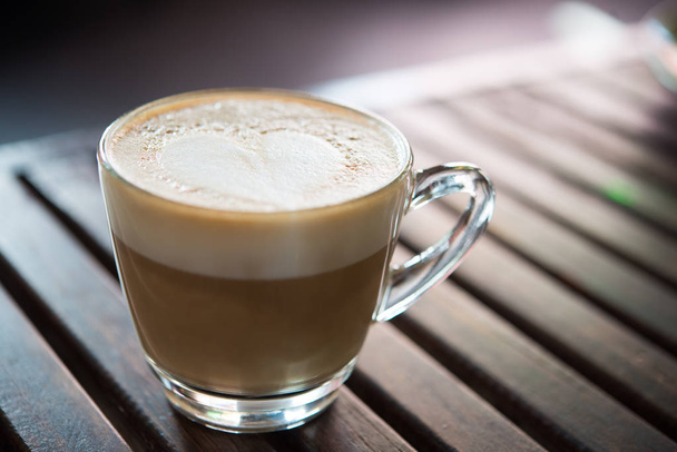 Primo piano della tazza di cappuccino con motivo di latte a forma di cuore al caffè
 - Foto, immagini