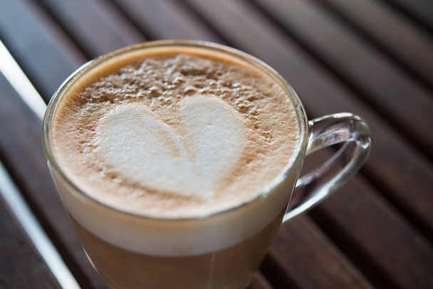 Zár-megjelöl-ból cappuccino csésze, szív alakú tej minta a caf - Fotó, kép