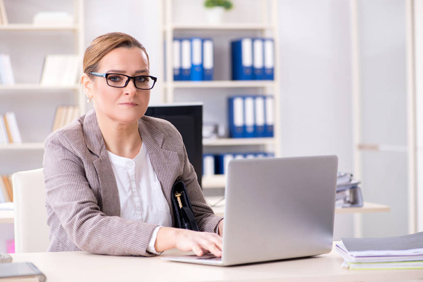 Businesswoman employee working in the office - Photo, Image