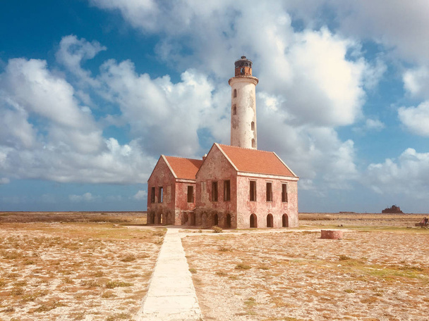 Чудовий краєвид, голубе небо і стара вежа маяка на острові Кляйн-Куракао. - Фото, зображення