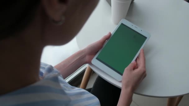 Female using digital tablet - Πλάνα, βίντεο
