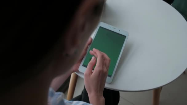 Kobieta za pomocą cyfrowego tabletu - Materiał filmowy, wideo