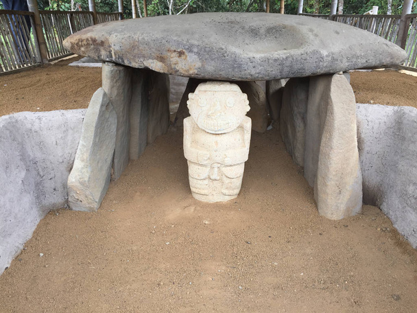 Statues, les idoles de San Augustin - Parc archéologique de San Augustin, Colombie  - - Photo, image