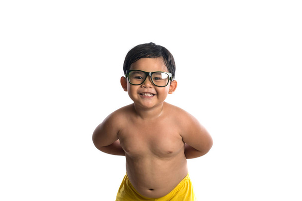 heureux peu mignon asiatique garçon porter lunettes avec heureux visage sourire t
 - Photo, image