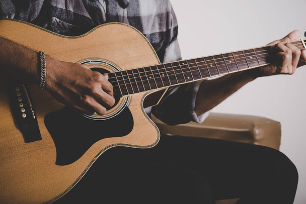 Close up de hipster barba homem mão tocando guitarra
.  - Foto, Imagem