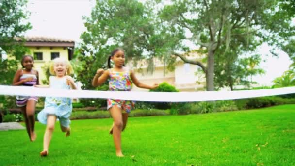 Multi étnicos niños disfrutando de las carreras divertidas
 - Metraje, vídeo