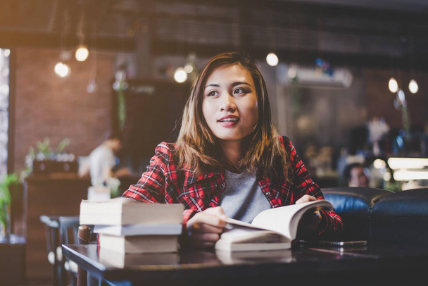 Hipster woman teenager sitting enjoy reading book at cafe. Vinta - Foto, afbeelding