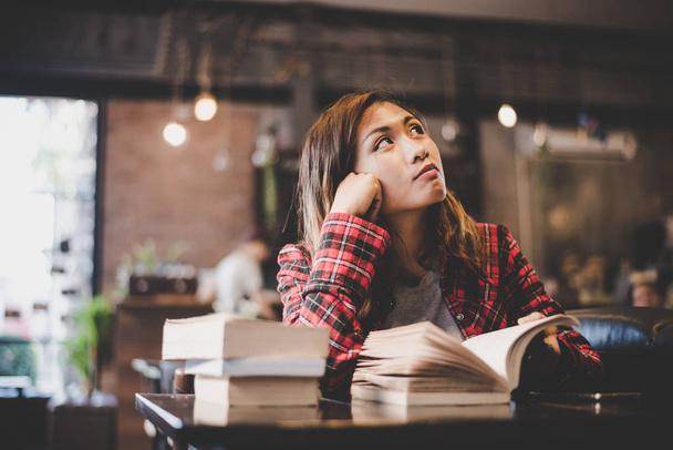 Hipster kobieta nastolatek siedzi lektura książki w kawiarni. Vinta - Zdjęcie, obraz