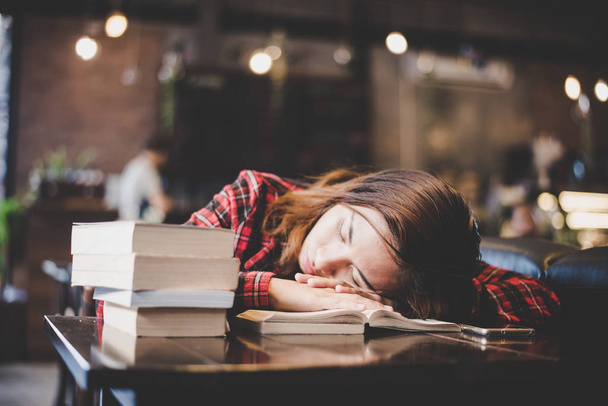 Retrato de adolescente hipster durmiendo en la mesa en el café se ve neumático
 - Foto, imagen