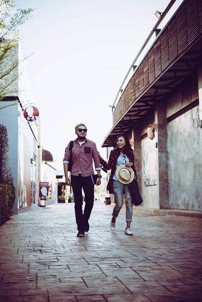 都市の通りを歩いて、流行に敏感なカップルの肖像画。カップル e - 写真・画像