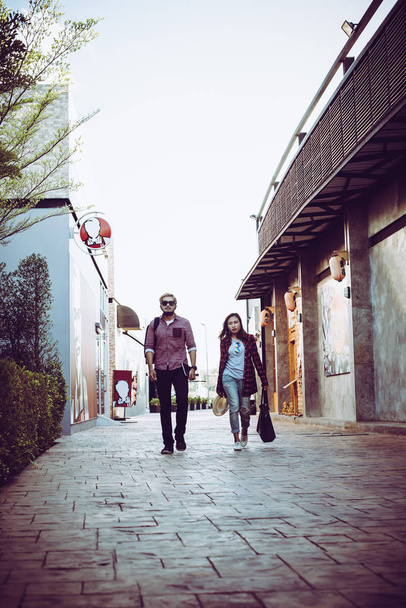 Retrato de casal hipster andando na rua urbana. Casal e
 - Foto, Imagem