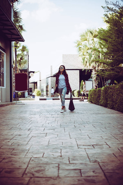 Retrato de jovem mulher hipster elegante andando na rua urbana
, - Foto, Imagem
