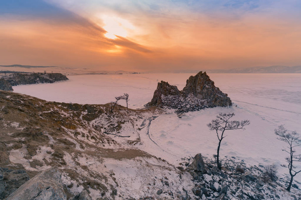 Deniz Baykal ile kış sezon sonra günbatımı gökyüzü arka plan, Rusya doğal peyzaj - Fotoğraf, Görsel