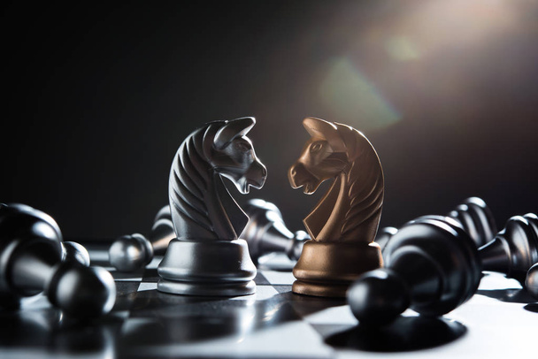 Šachy bitvě porazit pěšec stříbrné týmu. - Fotografie, Obrázek