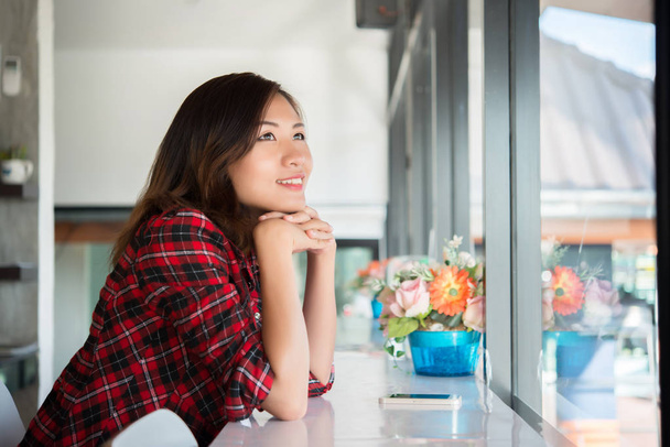 Beautiful asian woman sitting in the cafe , feeling happy and sm - 写真・画像