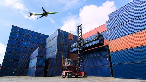 Gabelstaplerumschlag Containerverladung auf Güterzug - Foto, Bild