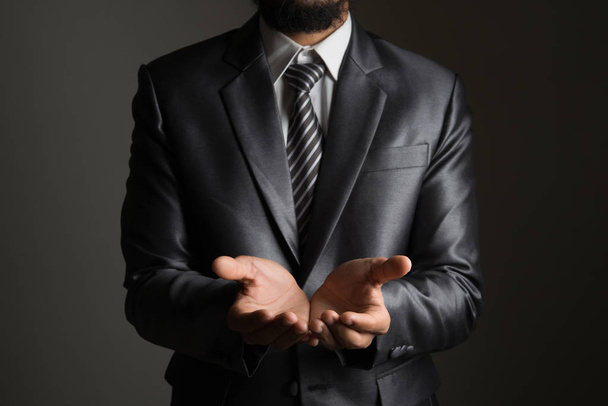 Fiatal üzletember egy elszigetelt fekete főleg CIG copyspace bemutató - Fotó, kép
