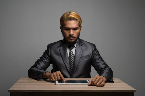 Empresario tocando la tableta digital y mirando en un sc en blanco
 - Foto, imagen