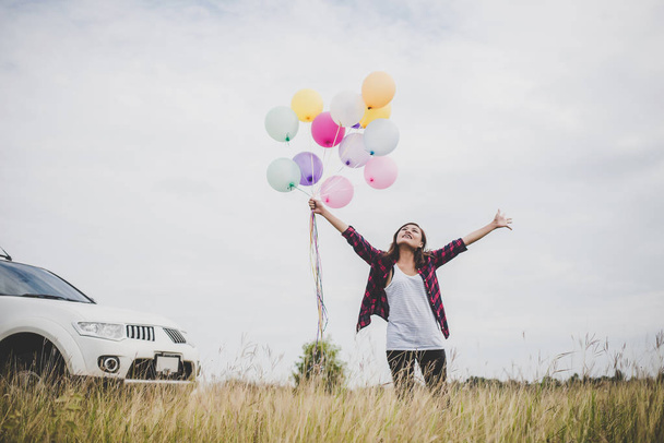 İle renkli balon özgürlük zevk doğa ile açık tutan güzel genç hipster kadın. Kadın yaşam tarzı kavramı. - Fotoğraf, Görsel