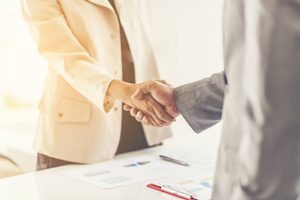 Dois homens de negócios confiantes apertando as mãos durante uma reunião no escritório, sucesso, negociação, saudação e conceito de parceiro. - Foto, Imagem