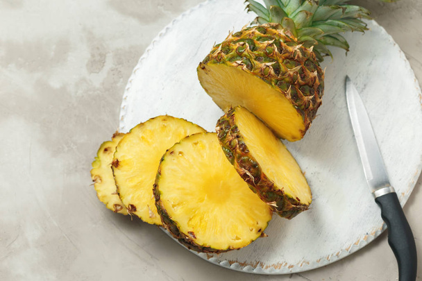 Ananas frais tranché sur une planche à découper
 - Photo, image
