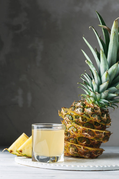 Ananas tuoretta mehua lasi puinen pöytä
 - Valokuva, kuva