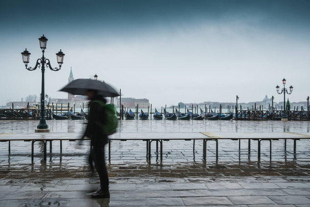 vista para San Giorgio Maggiore Veneza durante aqua alta
 - Foto, Imagem