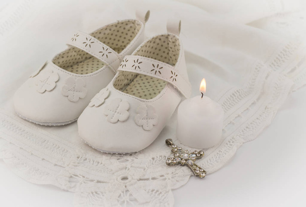Βαπτιστικά καλτσάκια πρόσκληση φόντο με λευκή δαντέλα, candl - Φωτογραφία, εικόνα
