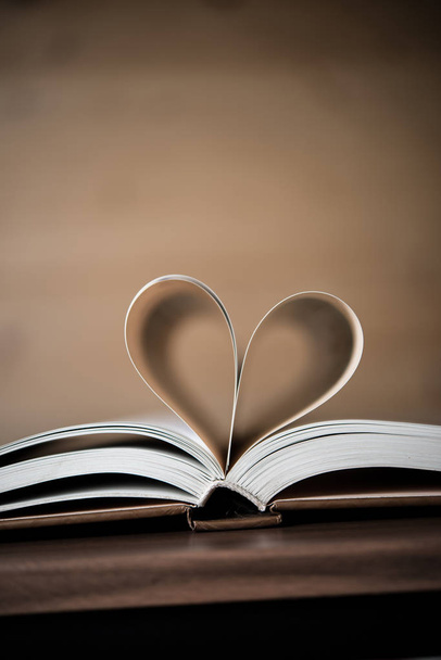 Pages d'un livre formant la forme du cœur. Concept d'amour
. - Photo, image