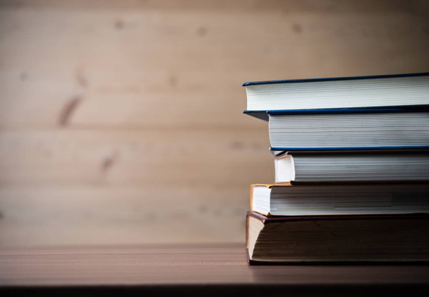 Куча книг на деревянном столе. Концепция образования
. - Фото, изображение