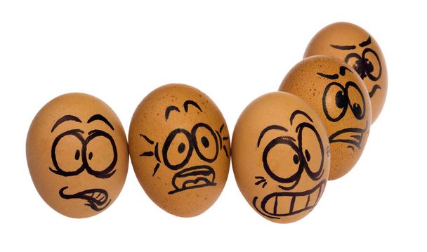 Πασχαλινά αυγά, ζωγραφισμένα σε ένα τρομοκρατημένος γελοιογραφία αστεία πρόσωπα ενός άντρα - Φωτογραφία, εικόνα