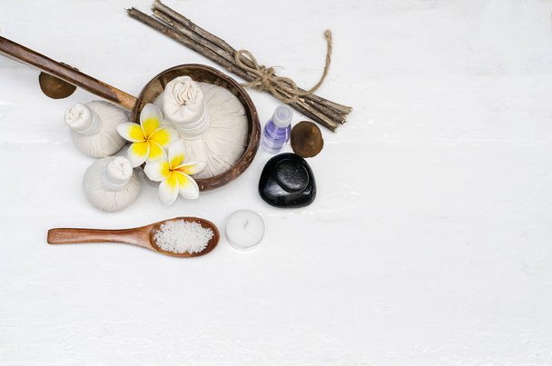 Thai Spa Tratamientos y masajes en madera blanca. Concepto saludable, relajación, selección natural y enfoque suave
 - Foto, imagen